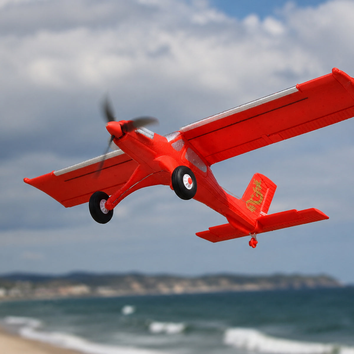 MF-X7 rotes RC Plane fliegt draußen nahe Küstenlinie