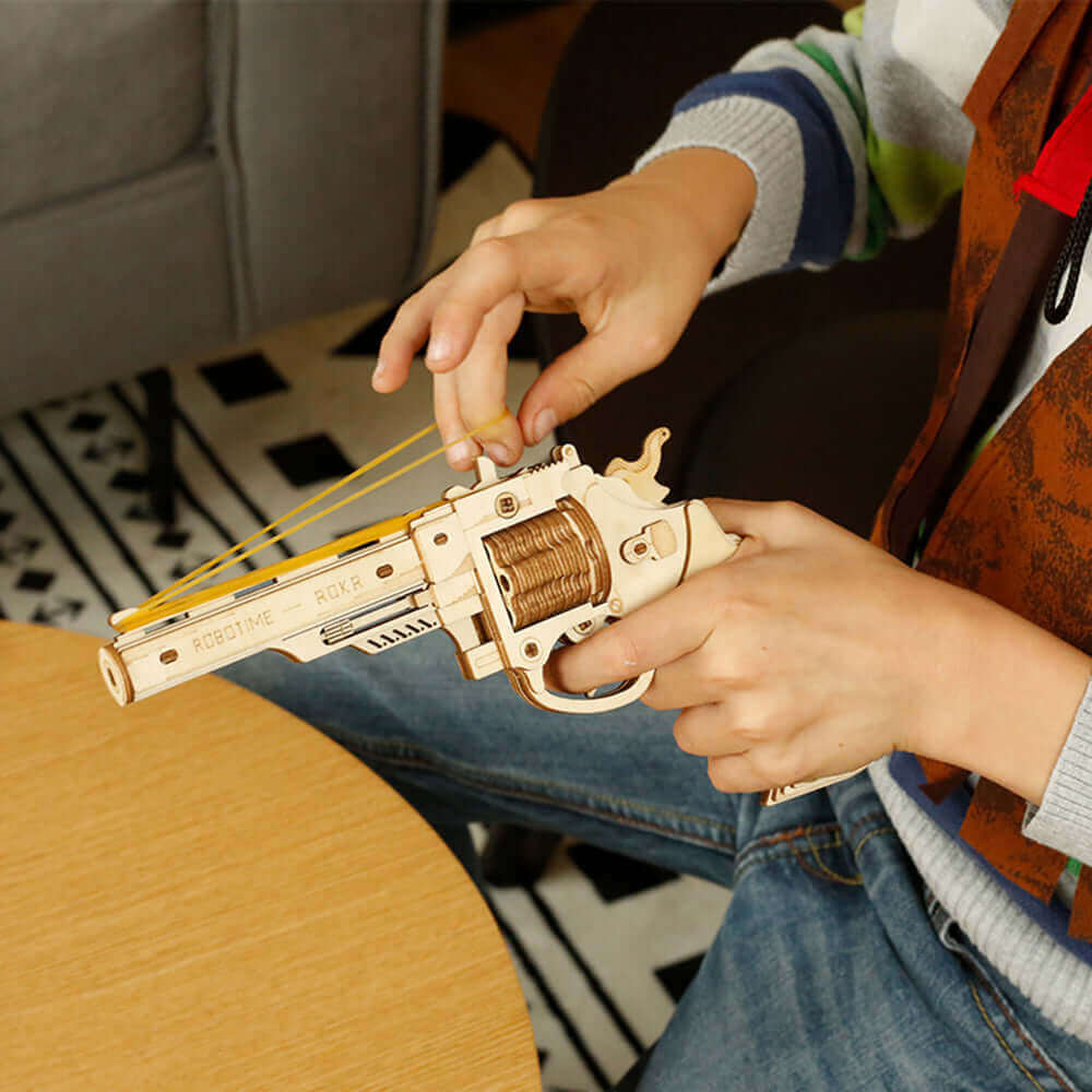 Robotime DIY Rubber Band Bullet Revolver: Un kit de construction de modèle en bois de Robotime-Un cadeau de jouet d'assemblage amusant et engageant pour enfants et adultes